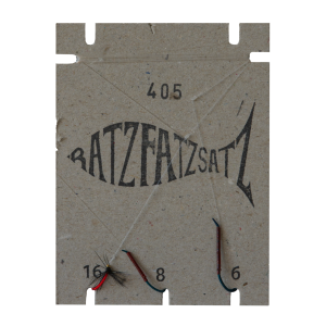 Ein Kartonhalter mit der Aufschrift „RatzFatzSatz 405 (Rot)“ zeigt über der Zahl „405“ ein fischförmiges Logo und enthält drei mit Fäden befestigte Angelhaken (Größen 16, 8 und 6).