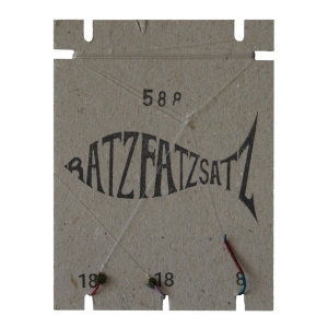 Der RatzFatzSatz 588 (Rot & Violett) besteht aus einem fischförmigen Kartonhalter mit der Aufschrift „BATZFATZSATZ“, den Nummern 58, 18 und 8 sowie drei Angelhaken an Schnüren – hervorgehoben in lebendigen Rot- und Violetttönen.