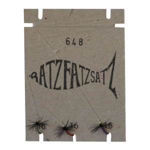 Eine Karte mit „RatzFatzSatz 648“ im Fisch-Stil, darüber die Nummer „648“ und darunter drei Angelfliegen mit der Aufschrift „16“ – jeweils in Rot und Grün Violett.