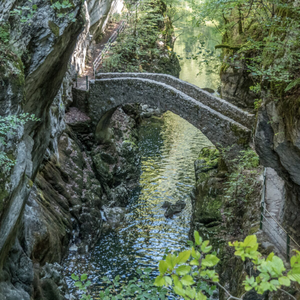 Steinbrücke über die Areuse in einer malerischen Schlucht.