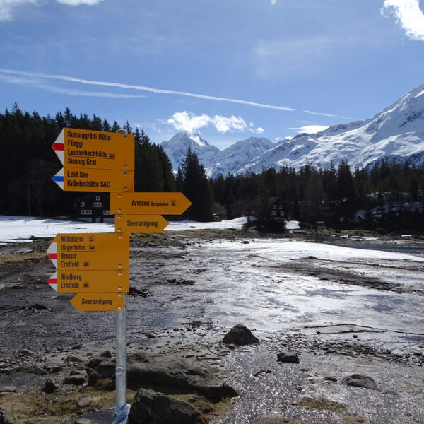 Wegweiser am Arniseeli, Bergstation. Wanderwege zu Hütten und Seen.