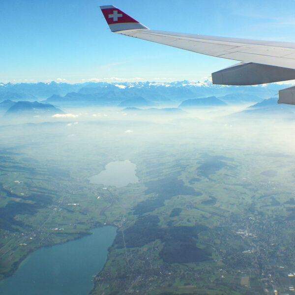 Flugzeug über dem Baldeggersee mit Alpenblick