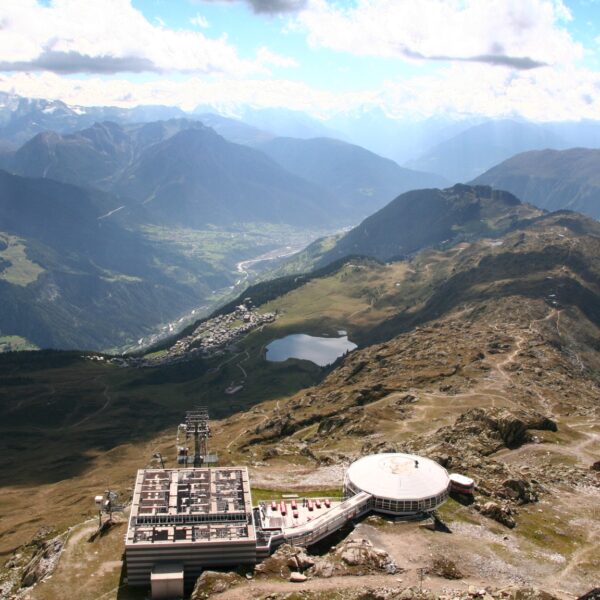 Blick auf den Bettmersee und die umliegenden Alpen, Schweiz.