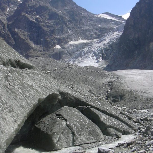Borgne d'Arolla Gletscher mit Schmelzwasser und Bergkulisse.