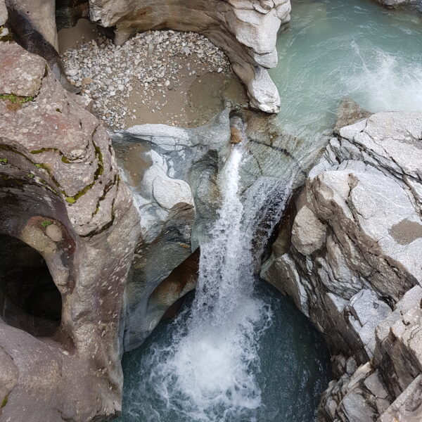 Wasserfall in der Cavagliasch-Schlucht mit grauen Felsen und türkisfarbenem Wasser.