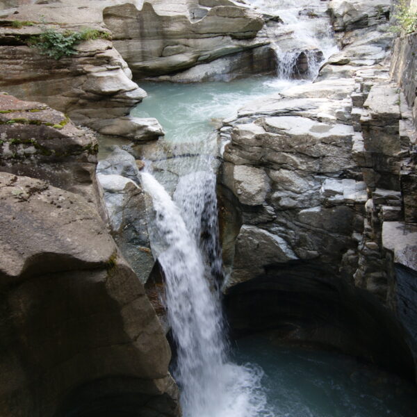 Wasserfall in Cavagliasch, Tessin. Felsen und türkisfarbenes Wasser.
