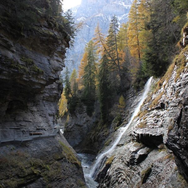 Schlucht mit Wasserfall und Wanderweg in Dala, Schweiz.