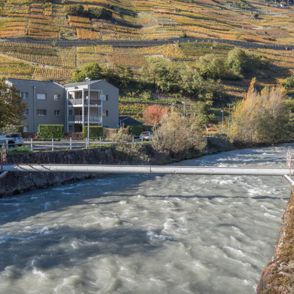 Drance Fluss mit Weinberg im Hintergrund, Schweiz.