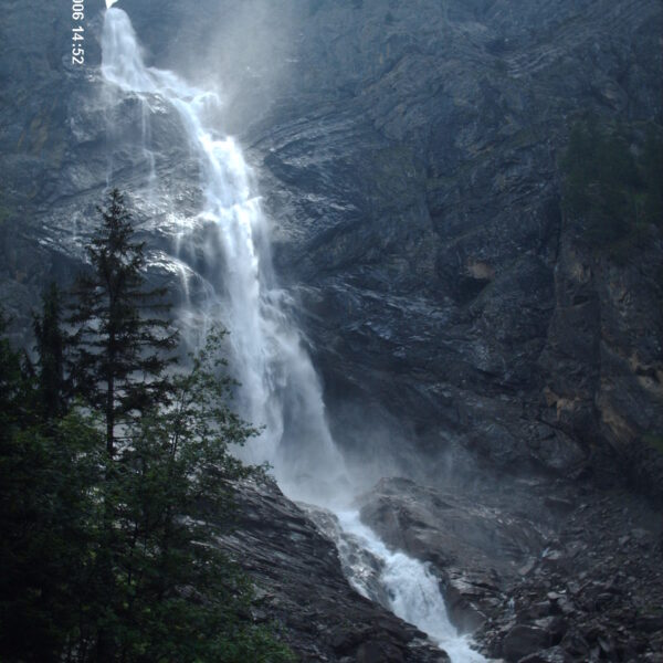 Engstligenfall: Gewaltiger Wasserfall stürzt über dunkle Felsen in die Tiefe.