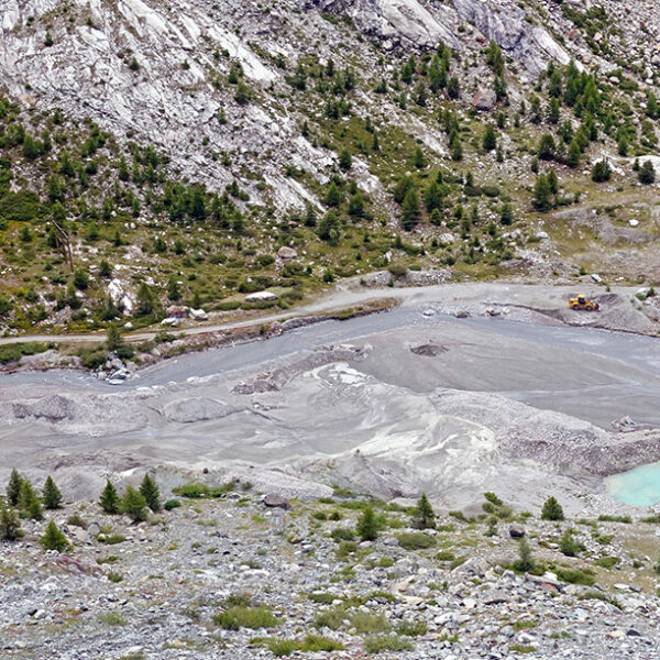 Findelbach: Geröllfeld mit türkisfarbenem See in alpiner Landschaft.