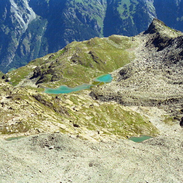 Türkisblaue Bergseen unterhalb des Goli du Rogneux, eingebettet in alpine Landschaft.