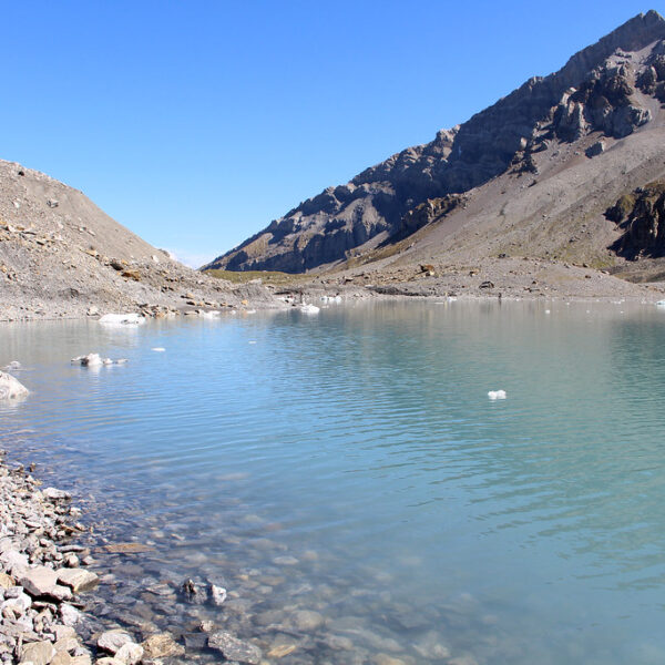 Griesslisee-See in den Schweizer Alpen mit Bergen und klarem, blauem Wasser.