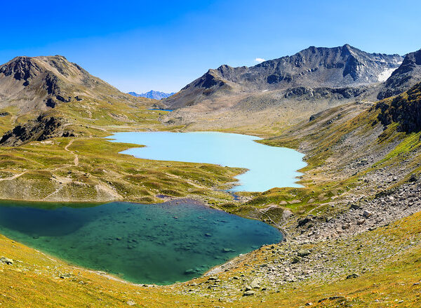 Jöriseen: Alpiner Bergsee in Graubünden, Schweiz mit klarem, blauem Wasser und umliegenden Bergen.
