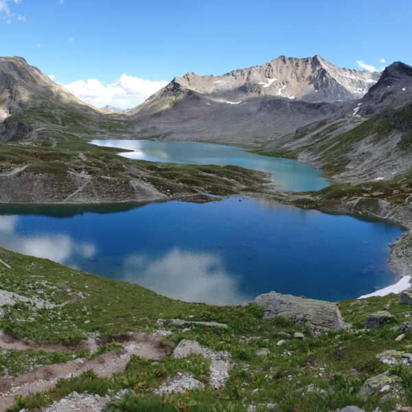 Jöriseen: Zwei Bergseen in Graubünden, umgeben von alpiner Landschaft und schneebedeckten Gipfeln.
