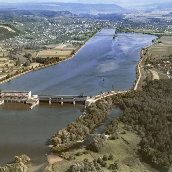 Klingnauer Stausee Luftaufnahme mit Staudamm und umliegender Landschaft.