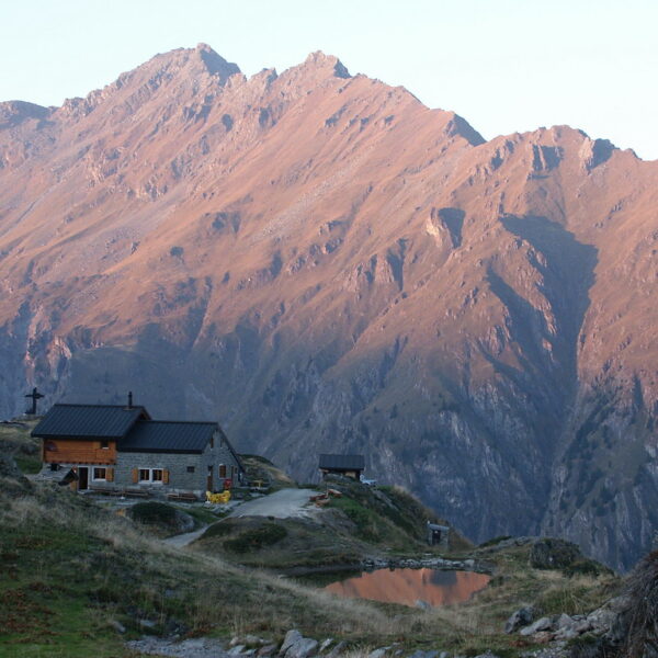 Lac Brunet Hütte vor beeindruckender Bergkulisse in den Schweizer Alpen.