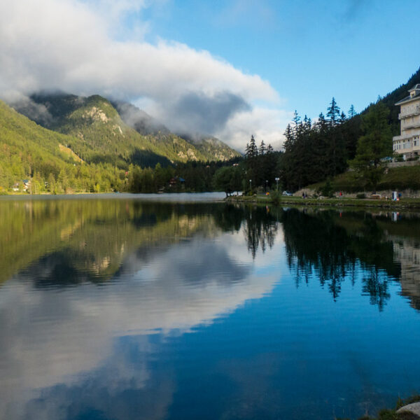 Lac de Champex Spiegelung, Berge und Hotel im Schweizer Kanton Wallis.