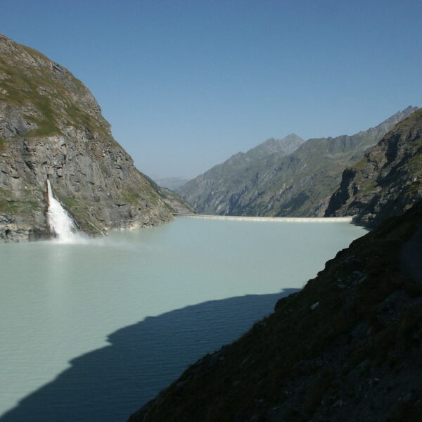 Lac de Mauvoisin: Bergsee mit Wasserfall und Staumauer in den Schweizer Alpen.
