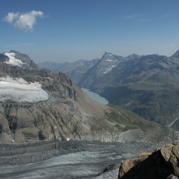 Lac de Mauvoisin: Berglandschaft mit Gletscher und Stausee in den Schweizer Alpen.