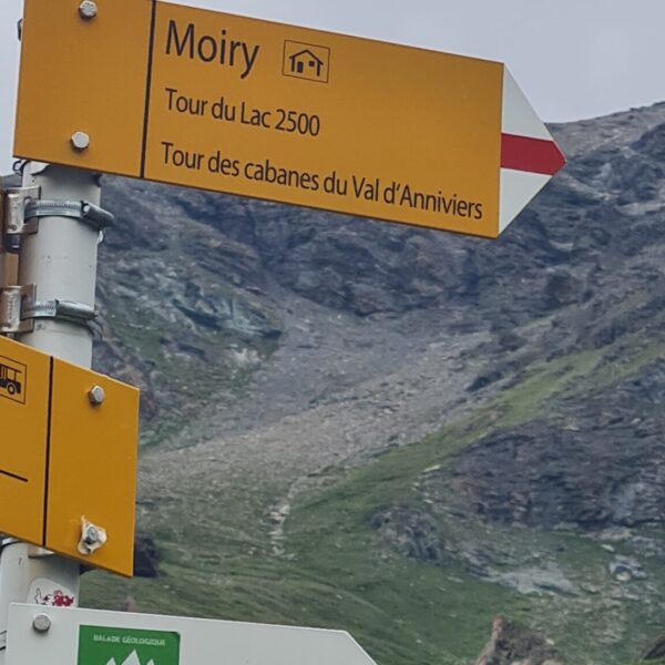 Wegweiser in Moiry zum Lac de Moiry 2500 und Tour des cabanes du Val d'Anniviers.
