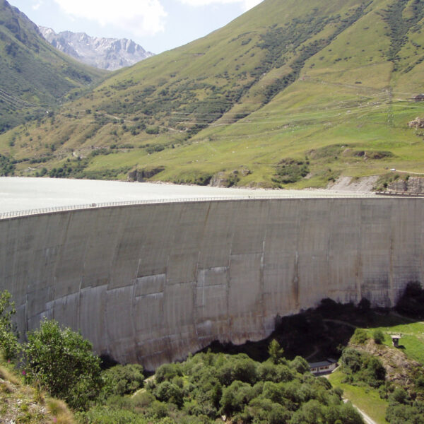 Lac des Toules: Beeindruckende Staumauer in den Alpen.