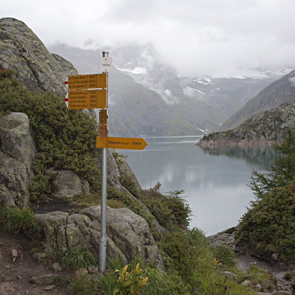 Wanderwegweiser am Lac du Vieux Emosson, Schweiz. 