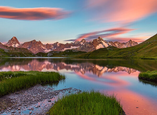 Lacs de Fenêtre: Bergsee-Landschaft mit rosafarbenem Sonnenuntergang und Spiegelung