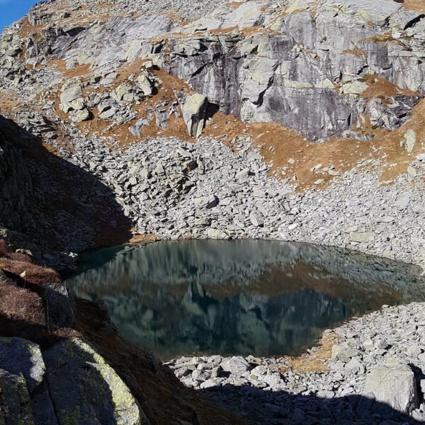 Lago Melo (Bosco): Bergsee umgeben von Felsen und Geröll im Tessin, Schweiz.