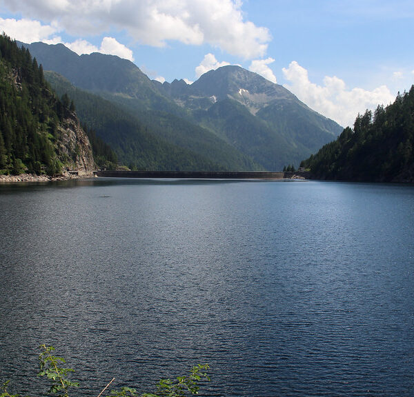 Lago del Sambuco mit Bergen und Wald im Tessin, Schweiz.