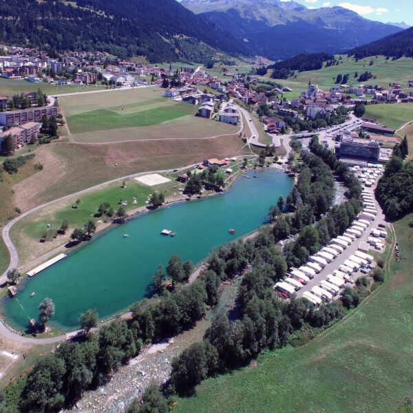 Lai Barnagn: Luftaufnahme des malerischen Sees in Graubünden, Schweiz.