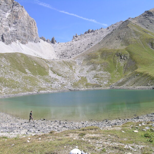 Lai Tigiel: Wanderer am Ufer des Bergsees in Graubünden, Schweiz.