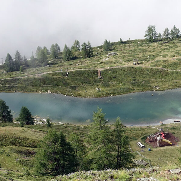 Leisee Bergsee mit Spielplatz und Wanderwegen in Zermatt, Schweiz.