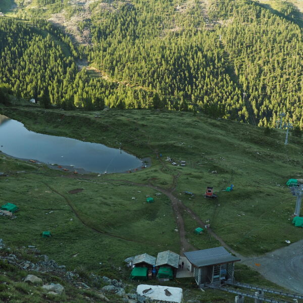 Leisee Bergsee mit Spielplatz und Wanderwegen in Zermatt, Schweiz.