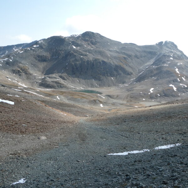 Lej Tschüffer: Berglandschaft mit kleinem See und Geröllfeld in Graubünden, Schweiz.
