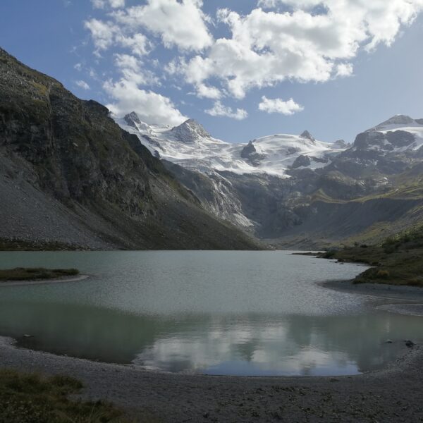 Lej da Vadret: Bergsee mit Gletscher im Schweizer Alpenpanorama.