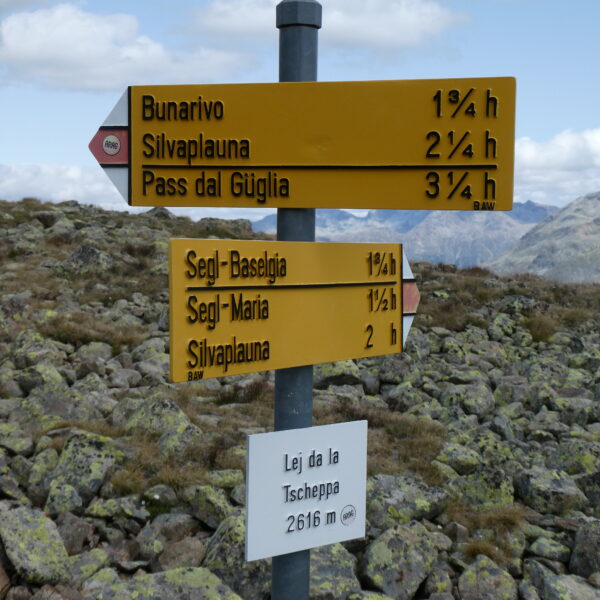 Wegweiser am Lej da la Tscheppa, Graubünden. Bunarivo 1½h, Silvaplauna 2¼h. Wandern in der Schweiz.