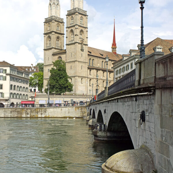 Limmatquai mit Großmünster Kirche in Zürich, Schweiz
