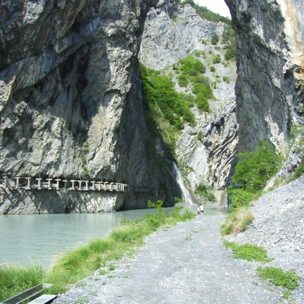 Lizerne: Schlucht mit Fluss, Felswänden und kleinem Wasserfall.