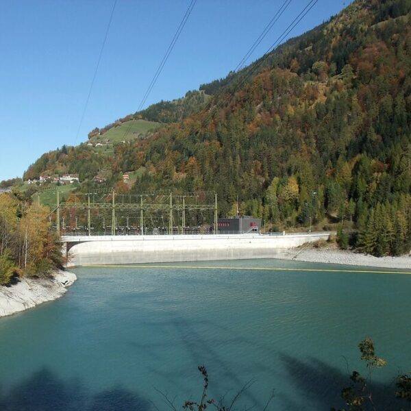 Mapraggsee Stausee mit Kraftwerk und herbstlicher Berglandschaft in der Schweiz.