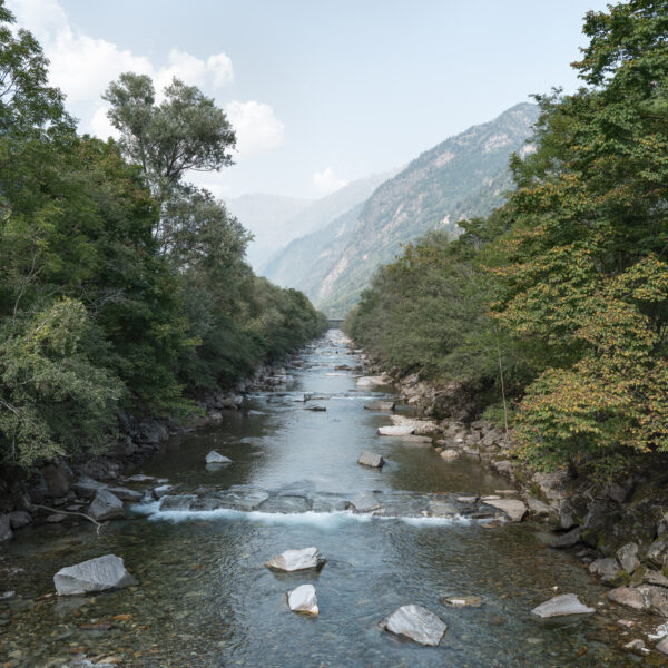 Fluss Moesa mit Felsen und Bäumen im Tessin, Schweiz
