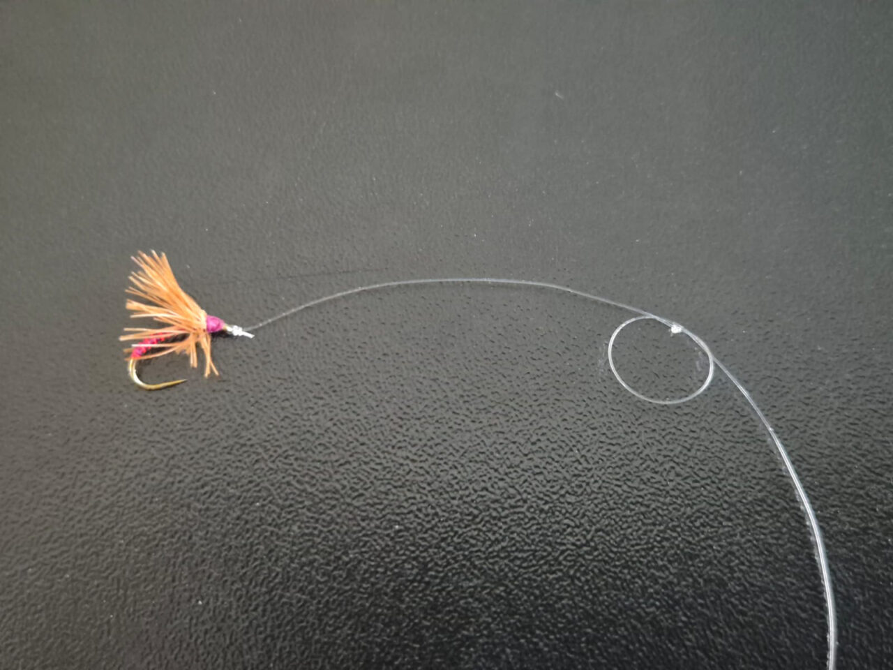 Sbirolino-Fliege am Bergsee-Vorfach. Kunstköder zum Angeln.