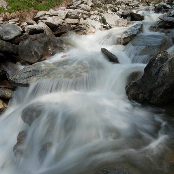 Schneller Bachlauf mit Steinen im Mundbach.