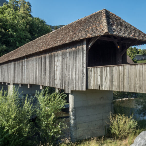 Gedeckte Holzbrücke über den Fluss Muota, Schweiz.