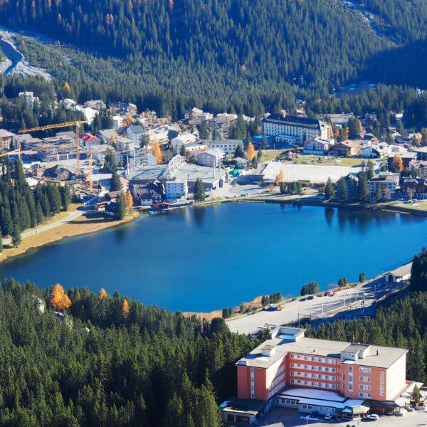 Obersee Arosa: malerischer Bergsee umgeben von Wald und Dorf.