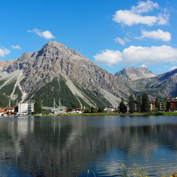 Obersee Arosa mit Bergpanorama und Spiegelung im Wasser.
