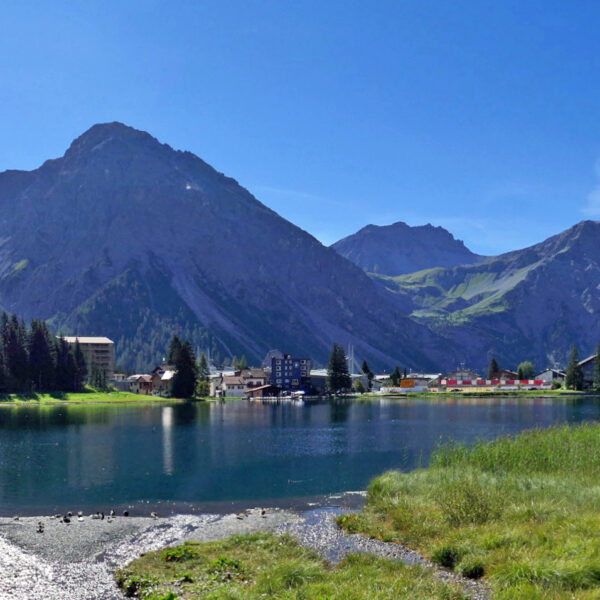 Obersee in Arosa mit Bergen, Bäumen und klarem Wasser. Idyllische Landschaft.
