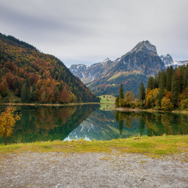 Obersee (Glarus) im Herbst: Spiegelung der Berge im klaren Wasser.