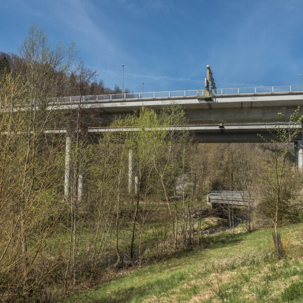 Brücke über die Reppisch in ländlicher Umgebung