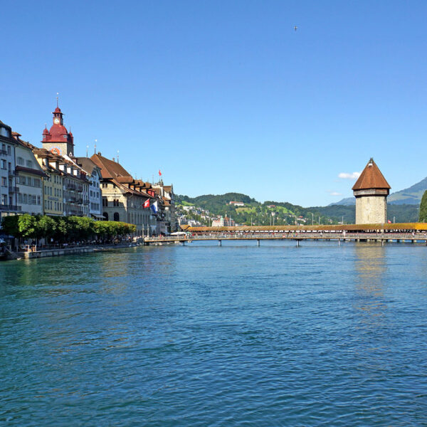 Reuss Fluss mit Kapellbrücke und Wasserturm in Luzern, Schweiz.