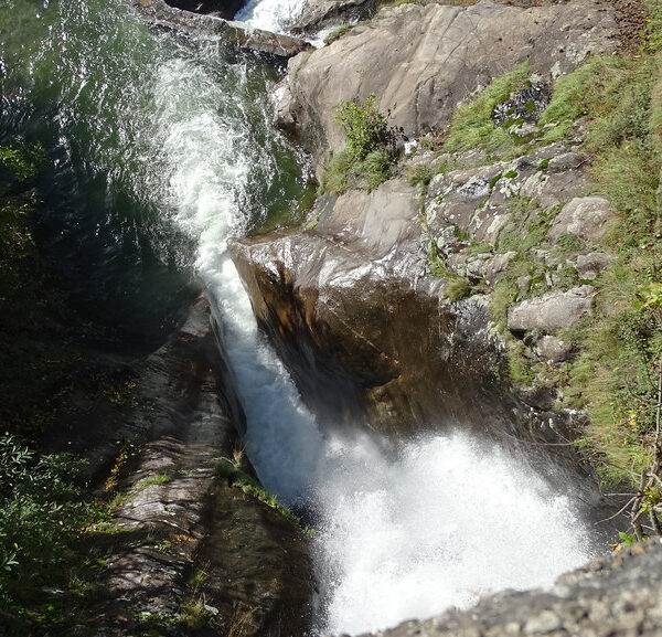 Ri della Froda Wasserfall in Biasca, Tessin. Tosender Wasserfall in felsiger Schlucht.